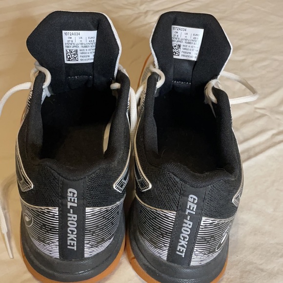 ASIC volleyball shoes only worn one time - Picture 4 of 4